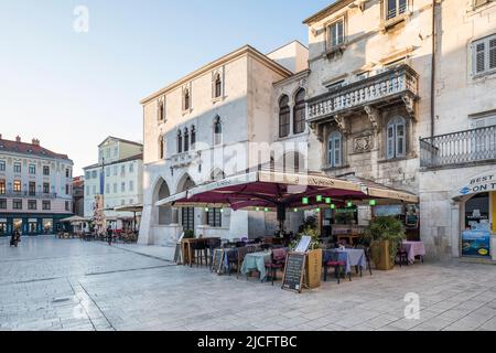 Restaurant auf dem Volksplatz (Narodni trg) in der Altstadt, links davon das ehemalige Rathaus, Split, Gespanschaft Split-Dalmatien, Dalmatien, Kroatien, Europa Stockfoto