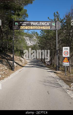 Eingang zum Nationalpark Paklenica im Velebit-Gebirgsmassiv, Talstadt Starigrad-Paklenica, Gespanschaft Zadar, Dalmatien, Kroatien, Europa Stockfoto