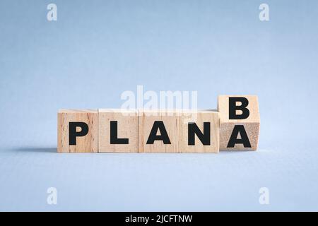 Holzwürfelblöcke mit Plan A-Änderung in Plan B-Text. Geschäfts- und Strategiekonzept. Stockfoto