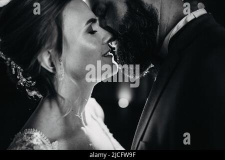 Glückliche Braut und Bräutigam, Zärtlichkeit, Kuss Stockfoto