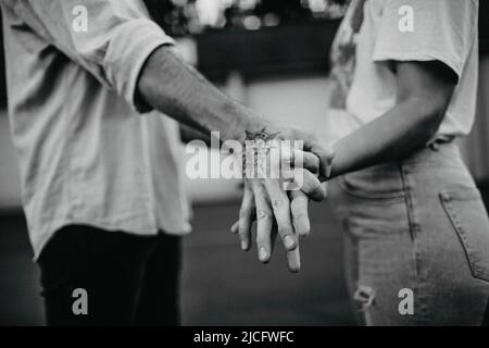Junges Paar in der Liebe, draußen Stockfoto