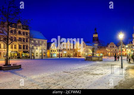 Winterstimmung auf dem Altmarkt Cottbus: Der Cottbus Altmarkt bildet aufgrund seiner Einheit und relativen Einheitlichkeit immer noch ein beeindruckendes Ensemble. Stockfoto