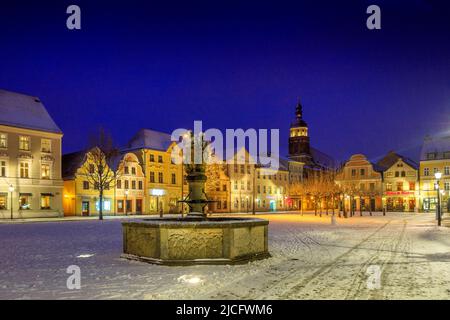 Winterstimmung auf dem Altmarkt Cottbus: Der Cottbus Altmarkt bildet aufgrund seiner Einheit und relativen Einheitlichkeit immer noch ein beeindruckendes Ensemble. Stockfoto