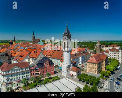 Altstadt von Bautzen von oben: Die mehr als 1000 Jahre alte Stadt Bautzen in der Oberlausitz hat eine gut restaurierte Altstadt mit vielen Türmen und historischen Gebäuden. Stockfoto