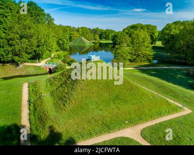 Landpyramide im Pücklerpark Branitz: Der von Fürst Herrmann von Pückler gestaltete Landschaftspark im englischen Stil ist eine der besonderen Attraktionen von Cottbus. Stockfoto