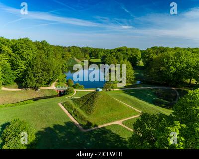 Landpyramide im Pücklerpark Branitz: Der von Fürst Herrmann von Pückler gestaltete Landschaftspark im englischen Stil ist eine der besonderen Attraktionen von Cottbus. Stockfoto