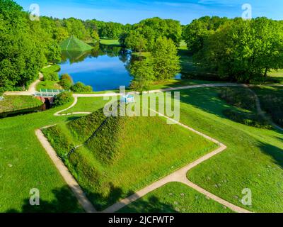 Landpyramide im Pücklerpark Branitz: Der von Fürst Herrmann von Pückler gestaltete Landschaftspark im englischen Stil ist eine der besonderen Attraktionen von Cottbus. Stockfoto