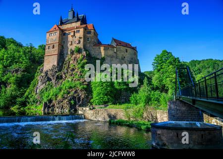 Burg Kriebstein in Mittelsachsen: Die schönste Ritterburg Sachsens zeichnet sich durch ein geschlossenes, vollständig erhaltenes und vollständig saniertes Verteidigungssystem aus der spätgotischen Zeit aus Stockfoto