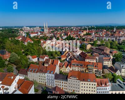 Renovierte Altstadt in Görlitz: Blick auf das mittelalterliche Görlitz, die Kirche St. Peter und Paul und das polnische Zgorzelec. Stockfoto