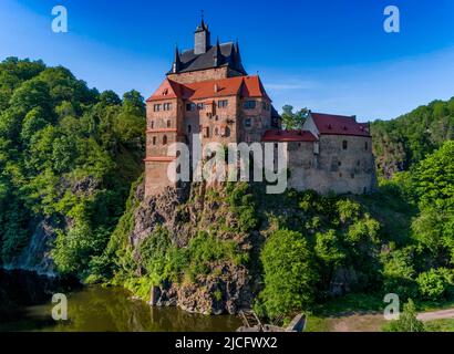 Burg Kriebstein in Mittelsachsen: Die schönste Ritterburg Sachsens zeichnet sich durch ein geschlossenes, vollständig erhaltenes und vollständig saniertes Verteidigungssystem aus der spätgotischen Zeit aus Stockfoto