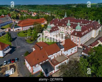 Kloster St. Marienthal in der Oberlausitz: Das Kloster St. Marienthal befindet sich in der Oberlausitz, südlich von Görlitz in Ostritz an der Neißegrenze zu Polen. Es ist das älteste Nonnenkloster des Zisterzienserordens in Deutschland Stockfoto
