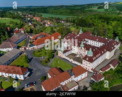 Kloster St. Marienthal in der Oberlausitz: Das Kloster St. Marienthal befindet sich in der Oberlausitz, südlich von Görlitz in Ostritz an der Neißegrenze zu Polen. Es ist das älteste Nonnenkloster des Zisterzienserordens in Deutschland Stockfoto
