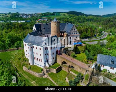 Schloss Scharfenstein: Südlich von Zschopau Schloss Scharfenstein hat sich zu einer 'Erlebnisburg' entwickelt. Die restaurierten historischen Mauern, die 1349 erstmals erwähnt wurden, beherbergen heute Ausstellungen, Museen und Verkaufsstellen mit traditionellen Gegenständen Stockfoto