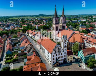 Markt Oschatz: Oschatz liegt in einem hügeligen Gebiet im Tal der Döllnitz, das als linker Nebenfluss etwa 15 km weiter östlich bei Riesa in die Elbe mündet. Stockfoto