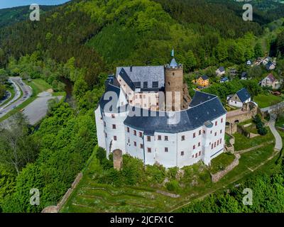 Schloss Scharfenstein: Südlich von Zschopau Schloss Scharfenstein hat sich zu einer 'Erlebnisburg' entwickelt. Die restaurierten historischen Mauern, die 1349 erstmals erwähnt wurden, beherbergen heute Ausstellungen, Museen und Verkaufsstellen mit traditionellen Gegenständen Stockfoto