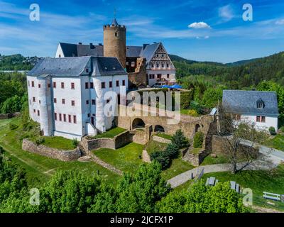 Schloss Scharfenstein: Südlich von Zschopau Schloss Scharfenstein hat sich zu einer 'Erlebnisburg' entwickelt. Die restaurierten historischen Mauern, die 1349 erstmals erwähnt wurden, beherbergen heute Ausstellungen, Museen und Verkaufsstellen mit traditionellen Gegenständen Stockfoto