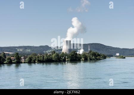 Rheinradweg, Blick vom deutschen Rheinufer zum Kernkraftwerk Leibstadt (Schweiz) Stockfoto