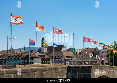 Rheinfelden, alte Rheinbrücke zwischen Deutschland und der Schweiz, Flaggen, Bundesstaaten und Kantone Stockfoto