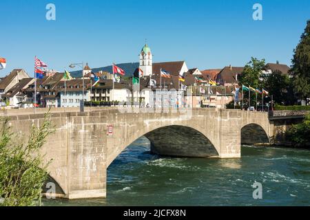 Rheinfelden, alte Rheinbrücke zwischen Deutschland und der Schweiz, Flaggen, Bundesstaaten und Kantone Stockfoto