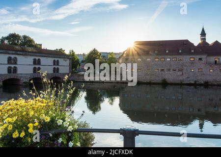 Frankreich, Straßburg, historische Altstadt, Grande Ile, Barrage Vauban, Commanderie Saint-Jean, Abendlicht, Sonnenstrahlen Stockfoto