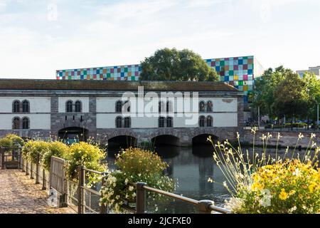 Frankreich, Straßburg, historische Altstadt, Grande Ile, Barrage Vauban, Blumenschmuck Stockfoto