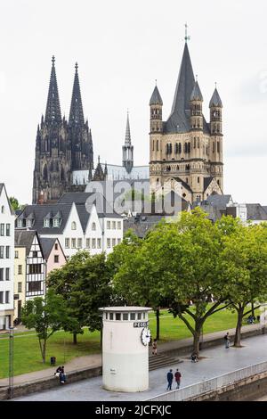 Deutschland, Nordrhein-Westfalen, Köln, Rheinufer mit Wasserstand-Turm, dahinter großer St. Martin und Kölner Dom Stockfoto