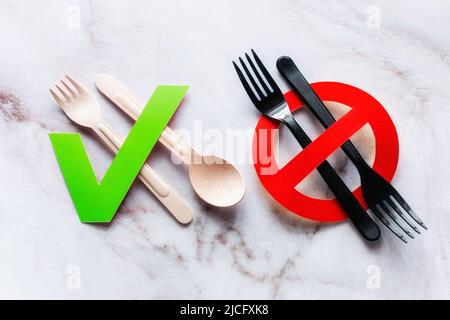 Unsere Wahl ist Besteck aus Holz und das Verbot von Kunststoff Stockfoto