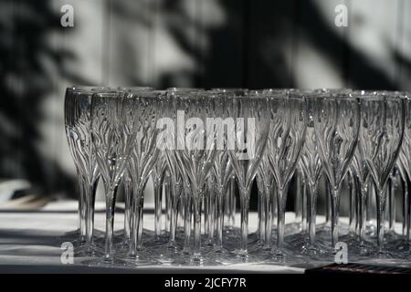 Viele Sektgläser schließen Details auf einem Tisch aus der Nähe Stockfoto