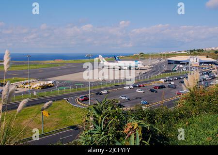 Ponta Delgada, Azoren - 11. Oktober 2017 Flughafen Ponta Delgada Auf Der Azoren-Insel Sao Miguel Mit Zwei Flugzeugen Der Azoren Airlines, Früher Genannt Stockfoto