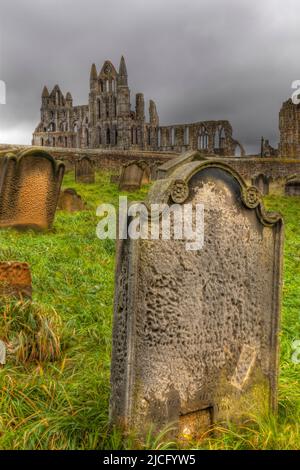 Whitby Abbey and Cemetery, Whitby, North Yorkshire, Großbritannien Stockfoto
