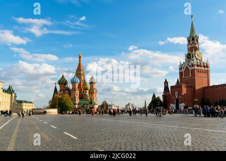 Rotes Quadrat,-Basilius Kathedrale und der Erlöser-Turm des Kreml, Moskau, Russische Föderation Stockfoto