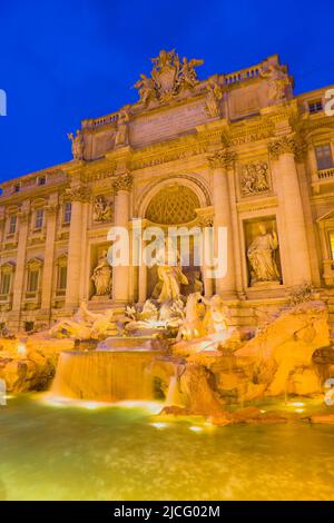 Der Trevi-Brunnen erleuchtet in der Nacht, Rom, Latium, Italien Stockfoto