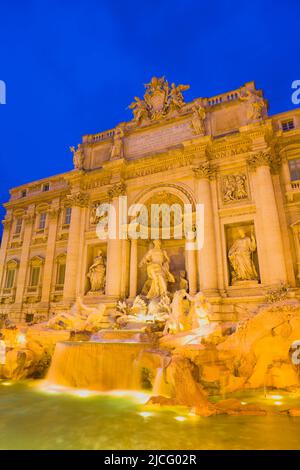 Der Trevi-Brunnen erleuchtet in der Nacht, Rom, Latium, Italien Stockfoto