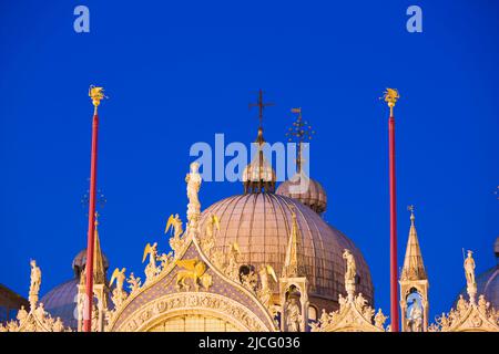 Nachts beleuchtete Kuppeln der Markusbasilika, Venedig, Italien Stockfoto