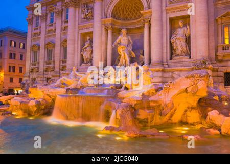 Der Trevi-Brunnen erleuchtet in der Nacht, Rom, Latium, Italien Stockfoto