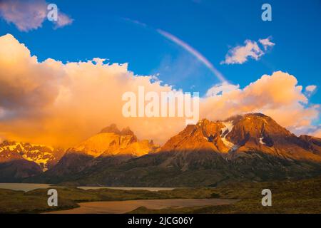 Regenbogen über den Gipfeln der Cuernos del Paine bei Sunrise, Nationalpark Torres del Paine, Chile Stockfoto