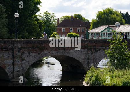 Die Menschen überqueren die Clopton Bridge in Stratford-upon-Avon, Warwickshire. Bilddatum: Montag, 13. Juni 2022. Stockfoto