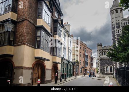 Cloth Fair, Smithfield, auf der linken Seite Nr. 41/42 das älteste Wohnhaus in London, rechts die Kirche St. Bartholomew-the-Great. Stockfoto