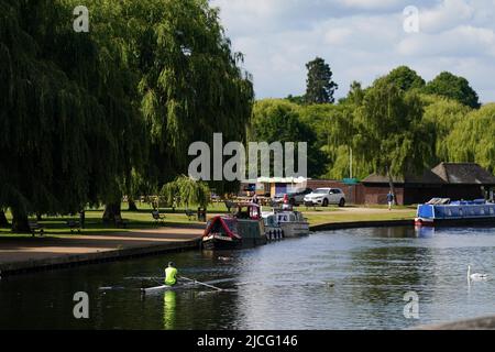 Ein Ruderer auf dem Fluss Avon in Stratford-upon-Avon, Warwickshire. Bilddatum: Montag, 13. Juni 2022. Stockfoto