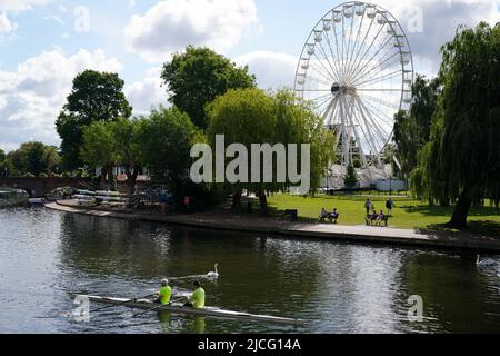 Ruderer auf dem Fluss Avon in Stratford-upon-Avon, Warwickshire. Bilddatum: Montag, 13. Juni 2022. Stockfoto