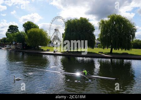 Ein Ruderer auf dem Fluss Avon in Stratford-upon-Avon, Warwickshire. Bilddatum: Montag, 13. Juni 2022. Stockfoto