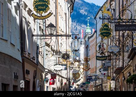 Salzburg, Getreidegasse in der historischen Altstadt, zahlreiche Hochhäuser nebeneinander mit schmiedeeisernen Zunftschildern in Flachgau, Salzburg, Österreich Stockfoto