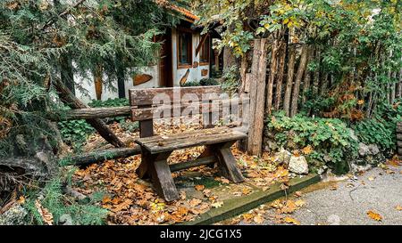 Alte Holzbank im Park. Gemütlicher Ort zum Entspannen. Stockfoto