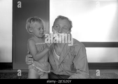 Uwe SEELER, Deutschland, Fußballspieler, HSV Hamburg Hamburg Hamburg, privat, lässt seine Tochter Kerstin ihn mit Rasierschaum einschäumen, Rasierpinsel, undatierte Aufnahme 1963, Stockfoto