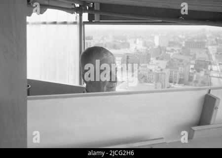 Berlin, Schweiz. 13.. Juli 2015. Oskar KOKOSCHKA, AUT, Österreich, Maler, Grafiker, Poet, steht auf dem Dach des Axel Springer Hauses in Berlin auf der Leinwand und malt, Ölgemälde, Panorama, blickt aus dem Fenster, Halbfigur, Halbfigur, Seitwärtsprofil, Undatierte Aufzeichnung, ca. 1966, å Credit: dpa/Alamy Live News Stockfoto