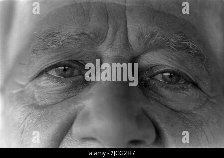 01SN Kokoschka080967VM.jpg Oskar KOKOSCHKA, Österreich, Maler, Dichter, Grafiker, Gesichtsdetails, nur Augen und Nase können gesehen werden, schaut direkt in die Kamera, qf; schwarz-weiß-Aufnahme Stockfoto