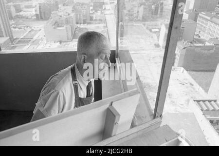 Berlin, Schweiz. 13.. Juli 2015. Oskar KOKOSCHKA, AUT, Österreich, Maler, Grafiker, Poet, steht auf dem Dach des Axel Springer Hauses in Berlin auf der Leinwand und malt, Ölgemälde, Panorama, blickt aus dem Fenster, Halbfigur, Halbfigur, Seitwärtsprofil, Undatierte Aufzeichnung, ca. 1966, å Credit: dpa/Alamy Live News Stockfoto