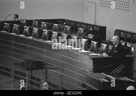 Bundeskanzler Kurt Georg KIESINGER, CDU, nach der Vereidigung als Bundeskanzler am 1.. Dezember 1966 im Deutschen Bundestag in Bonn, nahm am 1.. Dezember 1966 in Bonn Platz auf der Regierungsbank; schwarz-weiß-Schuss; Stockfoto