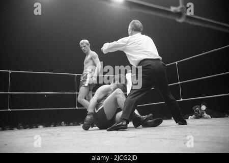 Norbert GRUPE, Deutschland, Boxen, hat Paul KRAUS niedergeschlagen, ausgeschlagen, der Schiedsrichter zählt ihn aus, im Kampf gegen Paul KRAUS, am 27.. November 1964 in Kiel, schwarz-weiß, schwarz-weiß, Schwarzweiß, monochrom, SW monochrom, Schwarzweiß-Foto, Stockfoto
