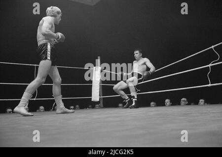 Norbert GRUPE, Deutschland, Boxen, links, im Kampf gegen Jean HUIBAN (rechts), der am 29.. November 1964 in Oldenburg in schwarz-weiß, schwarz-weiß, Schwarzweiß, monochrom, SW monochrom, Schwarzweiß-Foto, Stockfoto